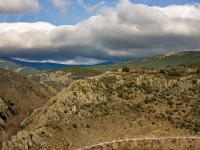 La Vereda. la aldea más aislada de Guadalajara, con permiso de Matallana. No tiene ni luz, ni telefóno, ni agua corriente, ni carretera asfaltada. Las casas, de pizarra negra, se integran tan bien en el entorno, que prácticamente es invisible.