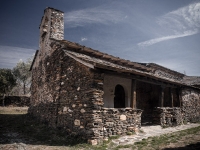 La humilde iglesia de la Vereda, una aldea negra perdida en la Sierra Norte de Guadalajara.