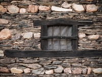 Detalle de la ventana de una vivienda abandonada en la aldea de La Vereda.