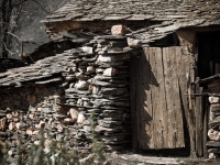 Detalle de la puerta de una vivienda abandonada en la aldea de La Vereda.